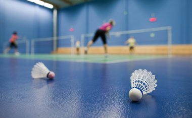 Badminton - badminton kortu oyuncularla rekabet; raketle
