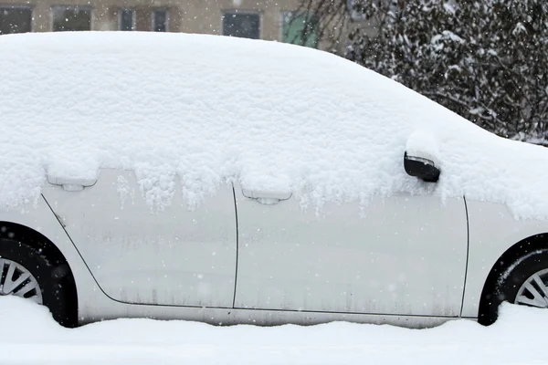 Bilar på vintern — Stockfoto