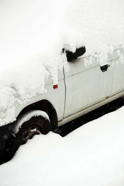 Auto's met sneeuw bedekt na een zware sneeuwval in een stad — Stockfoto