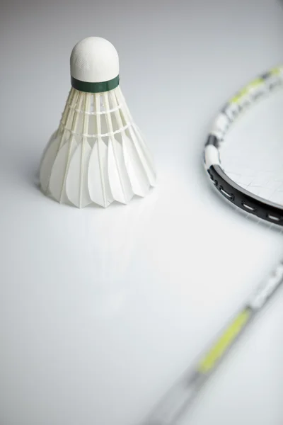 Badmintonový míček badminton a raketa na bílém pozadí (mělký Do — Stock fotografie