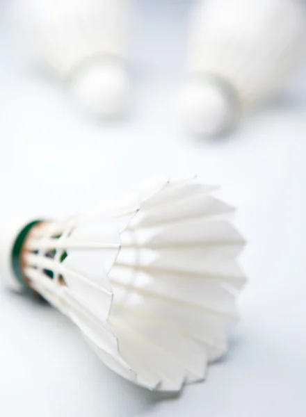 Badminton opeřené na bílém pozadí (barva tónovaný obrázek) — Stock fotografie