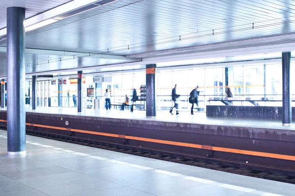 Estação de metrô (movimento desfocado & cor tonificada imagem ) — Fotografia de Stock
