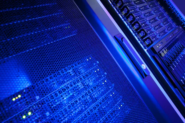 Clúster de rack del servidor en un centro de datos (DOF poco profundo; color tonificado i — Foto de Stock