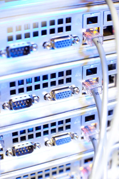 Cluster rack serveur dans un centre de données (DOF peu profond ; tonalité de couleur i — Photo