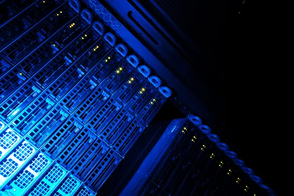Clúster de rack del servidor en un centro de datos (DOF poco profundo; color tonificado i — Foto de Stock