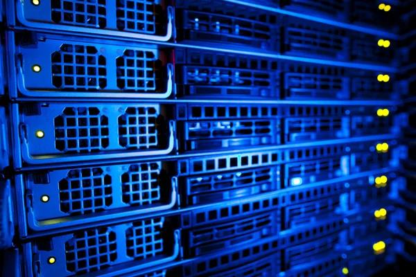 Serverkluster rack i ett datacenter (grunt Dof, färg tonade jag — Stockfoto