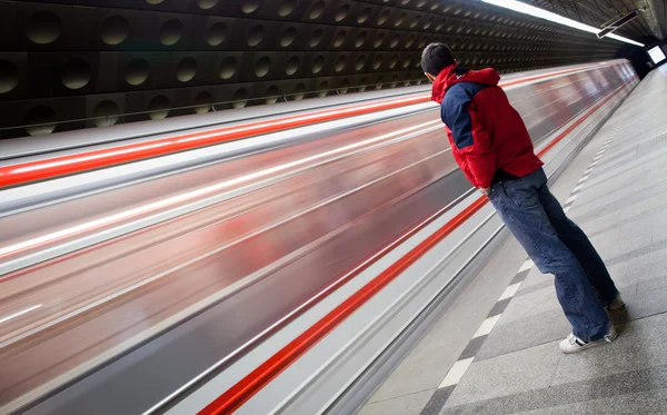 Metro İstasyonu'na (bulanık hareket ve Renk tonlu görüntü) — Stok fotoğraf