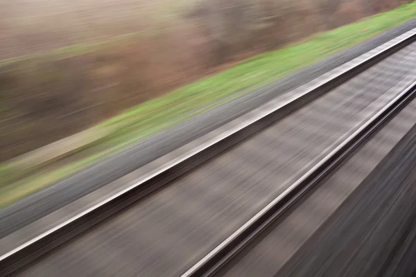 Eisenbahn von einem schnell fahrenden Zug aus gesehen. (bewegliches verschwommenes Bild; c — Stockfoto