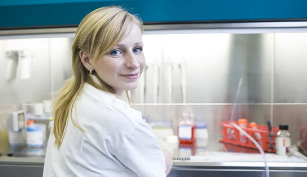 Porträtt av en kvinnlig forskare som forskar i ett labb (färg t — Stockfoto