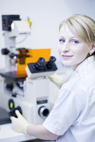 Ritratto di ricercatrice in laboratorio (colore t — Foto Stock