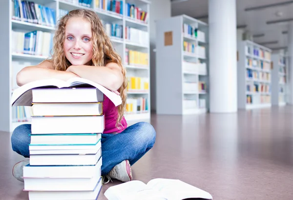 Pretty female college student in a library (shallow DOF; color t — Stock Photo, Image