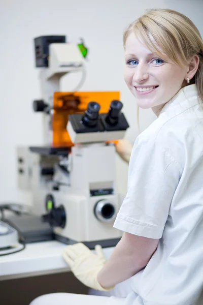 Портрет женщины-исследователя, проводящей исследования в лаборатории (цвет t — стоковое фото