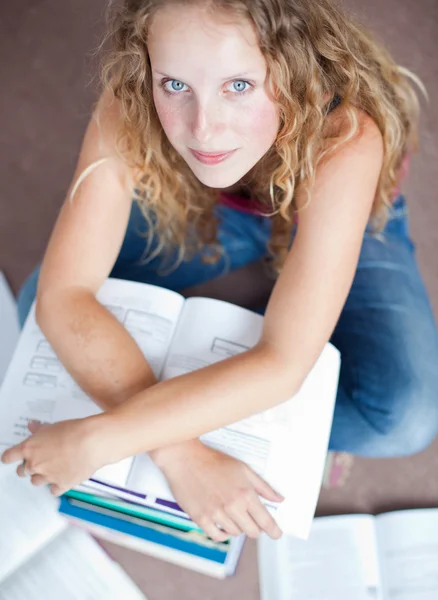 Όμορφη γυναίκα φοιτητής σε μια βιβλιοθήκη (ρηχά Dof; t χρώμα — Φωτογραφία Αρχείου