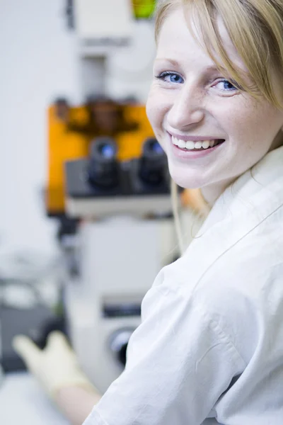 Portret van een vrouwelijke onderzoeker doen van onderzoek in een lab (kleur t — Stockfoto