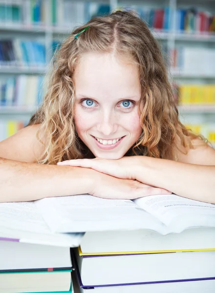 Vrij vrouwelijke college student in een bibliotheek (ondiepe Dof; kleur t — Stockfoto