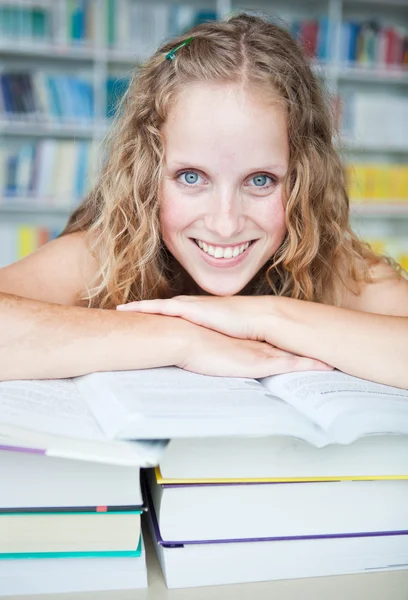 Estudante universitária muito feminina em uma biblioteca (DOF rasa; cor t — Fotografia de Stock