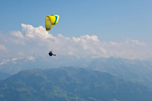 Paralotniarstwo w górach — Zdjęcie stockowe