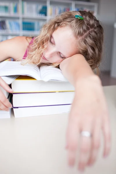 Muito feminino cansado / exausto / sonolento estudante universitário tendo um na — Fotografia de Stock