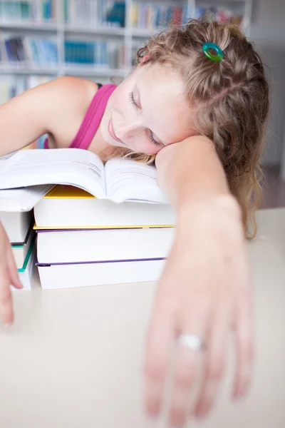 Bastante mujer cansada / agotada / somnolienta estudiante universitaria tomando una na — Foto de Stock