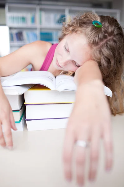 Bastante mujer cansada / agotada / somnolienta estudiante universitaria tomando una na — Foto de Stock