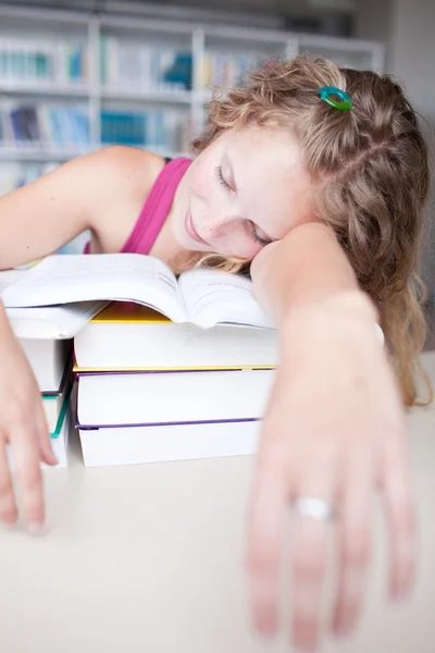 Ganska kvinnliga trött/utmattad/sömnig högskolestudent med en na — Stockfoto