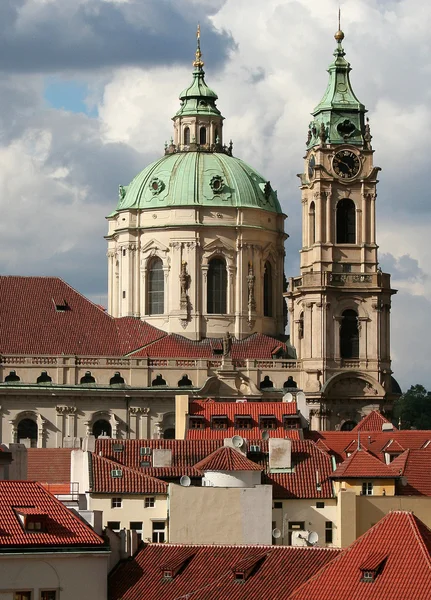 锦绣巴洛克式教堂的圣尼古拉斯，布拉格，捷克共和国 — 图库照片