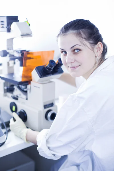 Porträt einer Forscherin, die in einem Labor forscht (Farbe t — Stockfoto