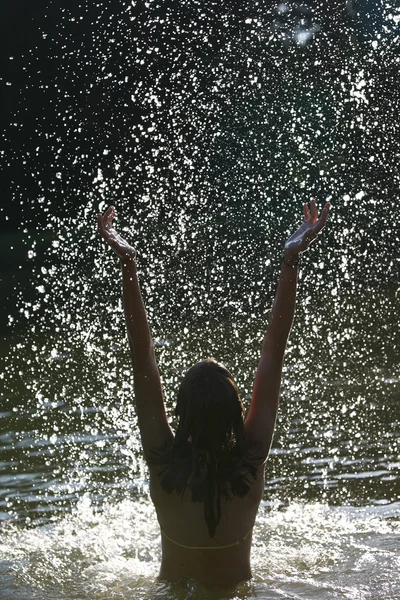 Güzel genç kadın bir göl/nehir/deniz silhou bir banyo keyfi — Stok fotoğraf