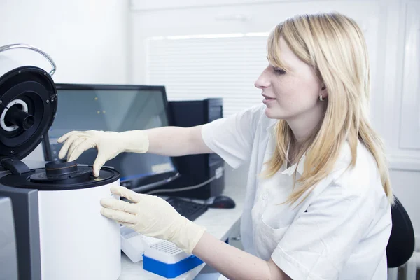 Portret kobiety naukowca robi badania w laboratorium (kolor t — Zdjęcie stockowe