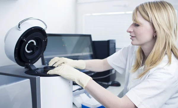 Portret van een vrouwelijke onderzoeker doen van onderzoek in een lab (kleur t — Stockfoto