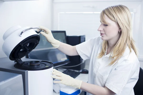 Retrato de uma pesquisadora fazendo pesquisa em um laboratório (cor t — Fotografia de Stock