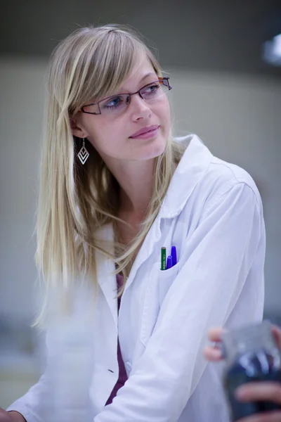 Retrato de uma pesquisadora realizando pesquisa em química — Fotografia de Stock