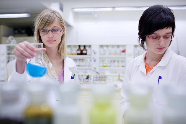 Deux chercheuses effectuant des recherches dans un laboratoire de chimie — Photo
