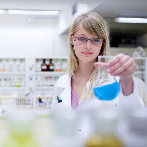 Porträt einer Forscherin, die in einer Chemikalie forscht — Stockfoto