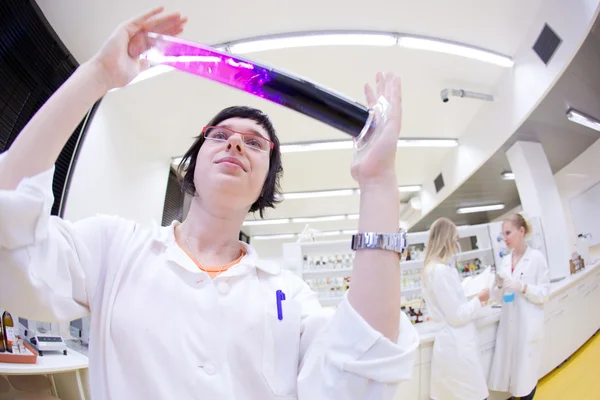 Portret kobiety naukowca prowadzenia badań w chemi — Zdjęcie stockowe