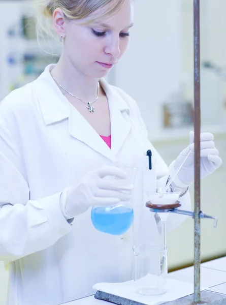 Portrét ženské výzkumník provádí titrace v chemii — Stock fotografie