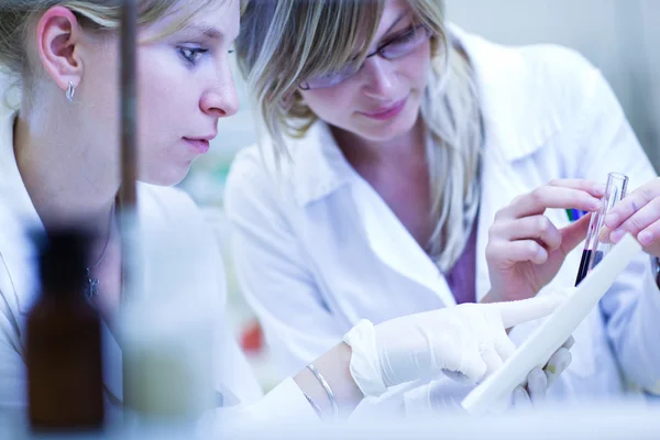 Två kvinnliga forskare som bedriver forskning i en kemi lab — Stockfoto