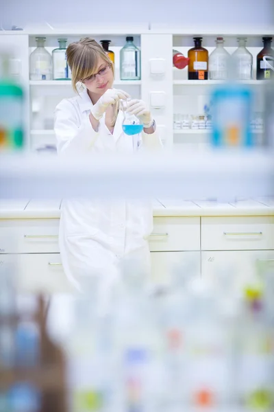 Bir kimya araştırmaları yürüten kadın araştırmacı portresi — Stok fotoğraf