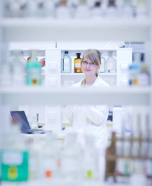 女研究员在化学品进行研究的肖像 — 图库照片