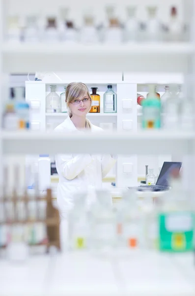 Retrato de uma pesquisadora realizando pesquisa em química — Fotografia de Stock