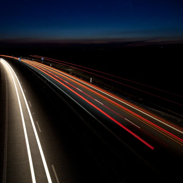 Carros se movendo rápido em uma estrada — Fotografia de Stock