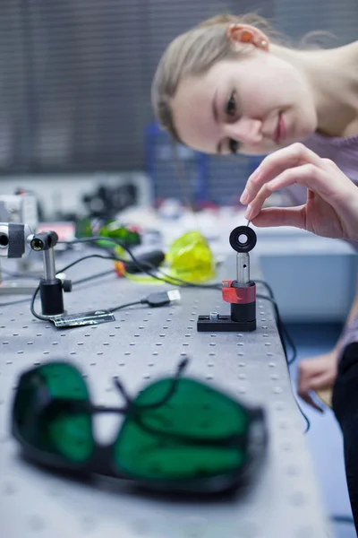 Vrouwelijke wetenschapper doen van onderzoek in een quantum optics lab (kleur t — Stockfoto