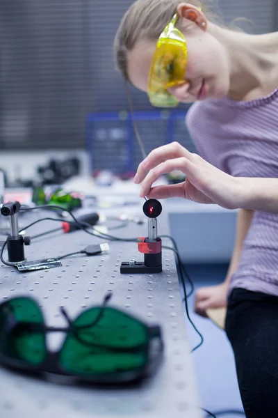 Женщина-ученый проводит исследования в лаборатории квантовой оптики (цвет t — стоковое фото