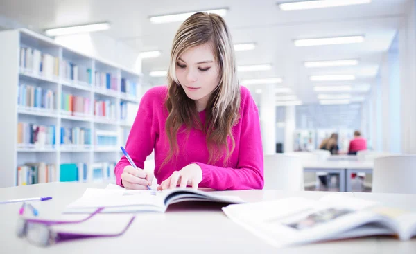 V knihovně - hezká, samice student s notebookem a knihy wo — Stock fotografie