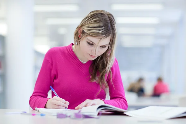 Na biblioteca - bonita, estudante do sexo feminino com laptop e livros wo — Fotografia de Stock