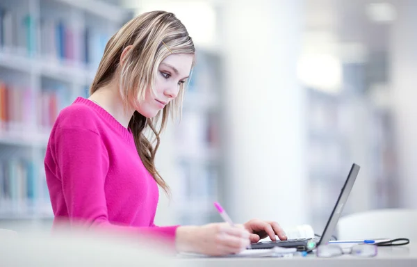 Na biblioteca - estudante muito feminino com laptop e livros wor — Fotografia de Stock