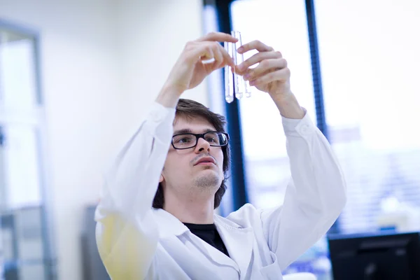 Jovem pesquisador do sexo masculino que realiza pesquisa científica em um quim — Fotografia de Stock