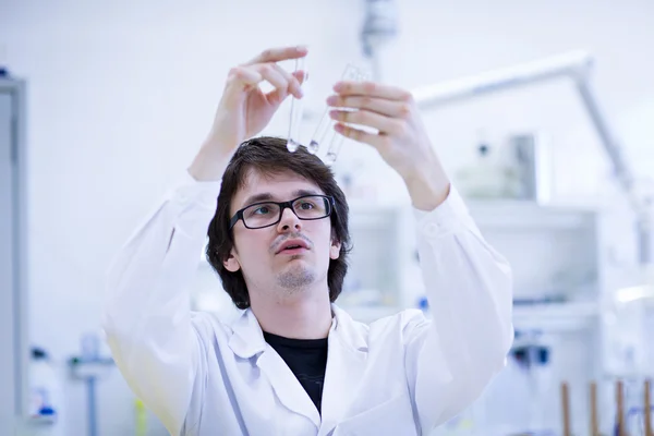 Jeune chercheur masculin effectuant des recherches scientifiques dans une gemme — Photo