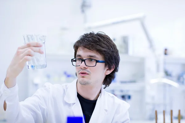 Bir kimya bilimsel araştırma yürüten genç erkek araştırmacı — Stok fotoğraf