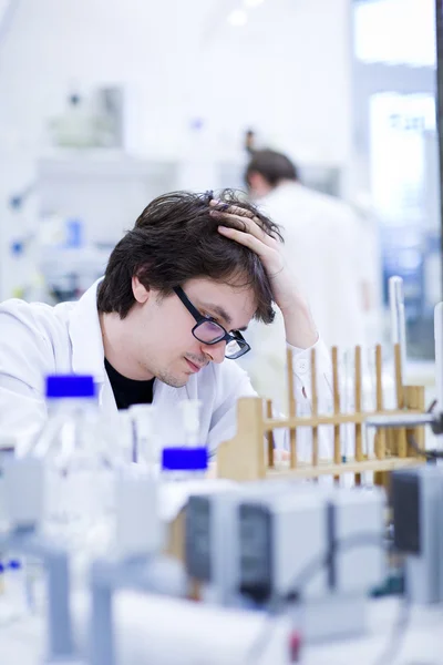 Młody mężczyzna naukowiec, prowadzenia badań naukowych w chem — Zdjęcie stockowe